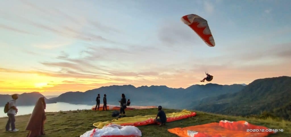 Paralayang di Puncak Lawang: Terbang Bebas di Langit Padang